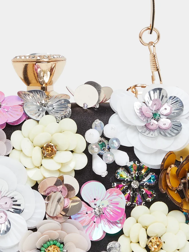 ستايلي شنطة كلاتش مزينة بالزهور